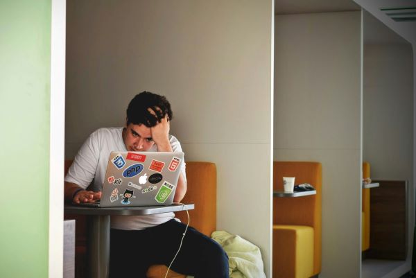 Capire la psicologia dietro la stanchezza da email